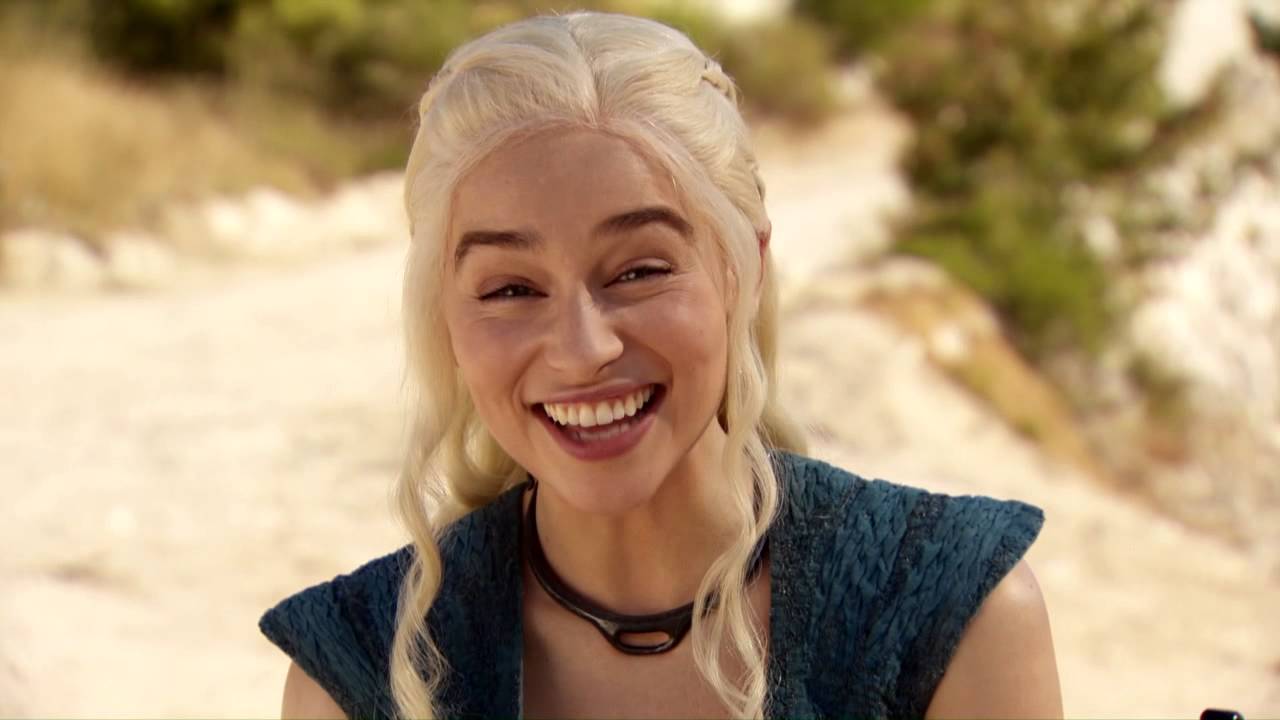Emilia Clarke anuncia cantando el final del rodaje de la séptima temporada