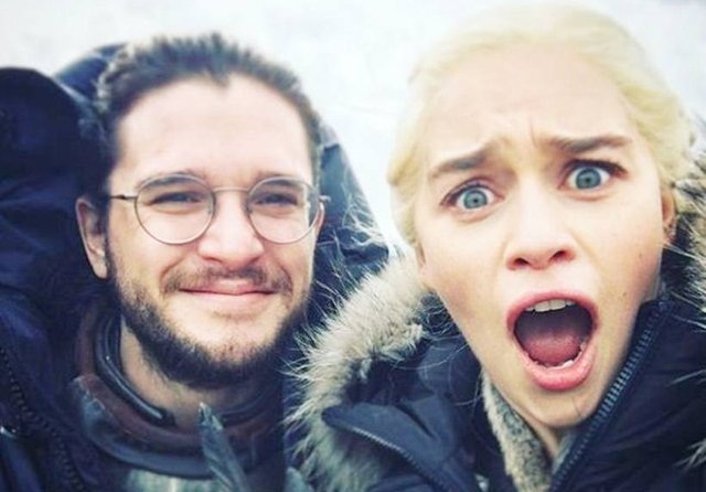 Sin duda la escena más impactante en la séptima temporada de la exitosa serie de HBO, ‘Game of Thrones’, fue el momento de intimidad que tuvieron Jon y Daenerys, que para bien o para mal sucedió en su camino hacia el Norte. ‘Game of Thrones’: Los detalles de la escena íntima entre Jon y Daenerys.