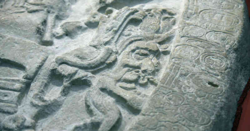 Descubren altar maya que comparan con Juego de Tronos