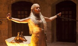 ‘Juego de Tronos’ Emilia Clarke se hizo un tatuaje para conmemorar a sus “hijos”